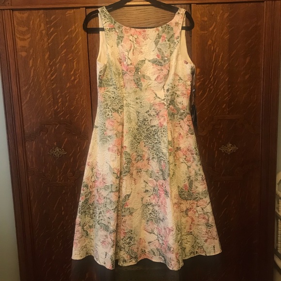 Adriana Papell Beautiful Floral Dress - Picture 1 of 8
